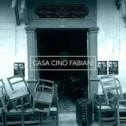 Entrada de Casa Cino Fabiani con las sillas del público apiladas
